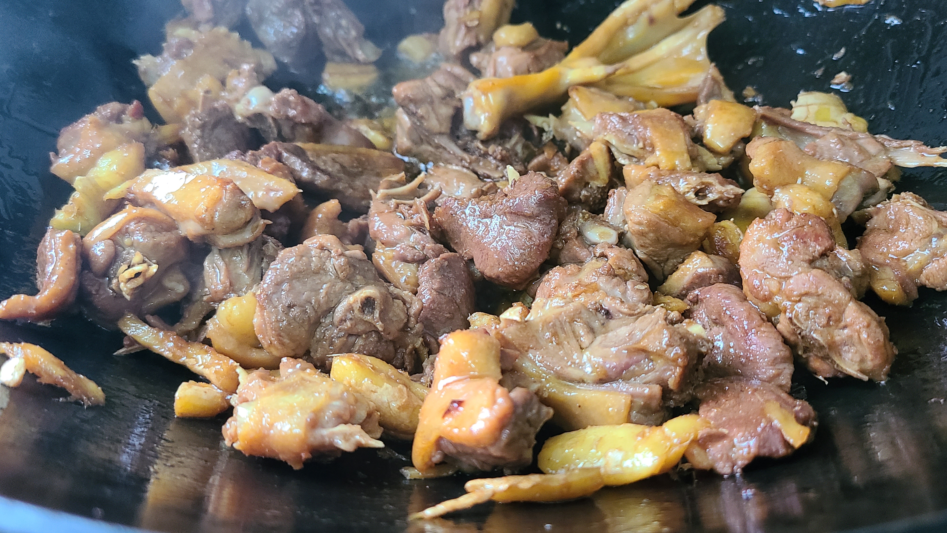 姜酒鸭，用米酒做出来的一道广东菜，简单好吃，香喷喷的