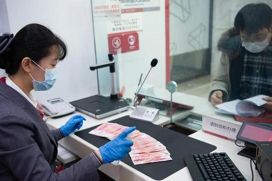 银行失误把储户800元打成800万，储户拿走钱花完，需要归还吗？