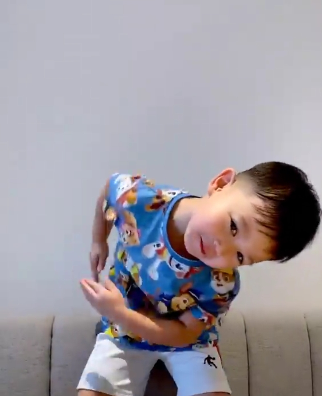 胡杏兒老公週末帶兒子放風，奕霆吃雪糕神態喜感，父子同框超有愛