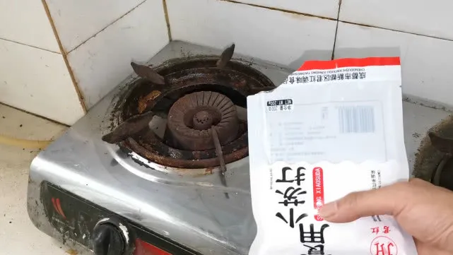 不用花钱做厨房保洁,一个小妙招让你家的燃气灶立马锃亮如新