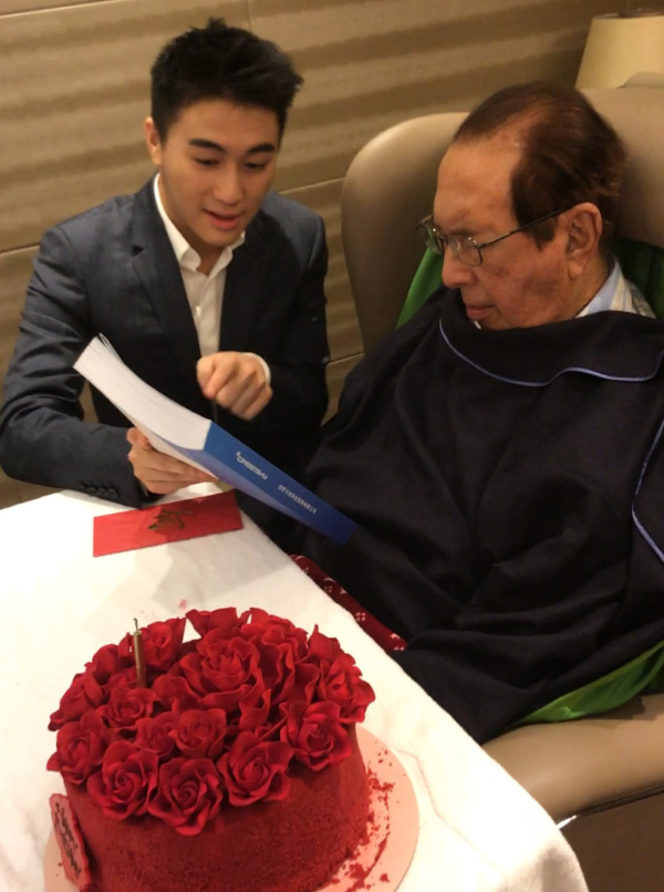 98岁赌王何鸿燊病逝，墓地公开，生前最后公开照