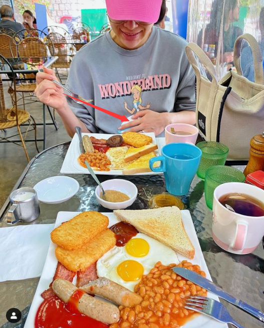 胡杏兒探班胡定欣馬國明，手撫超大孕肚母愛爆棚，孕晚期狀態超佳