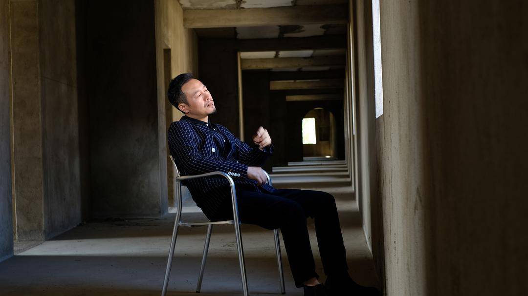 当老师名气不及黄磊，凭《隐秘的角落》被熟知