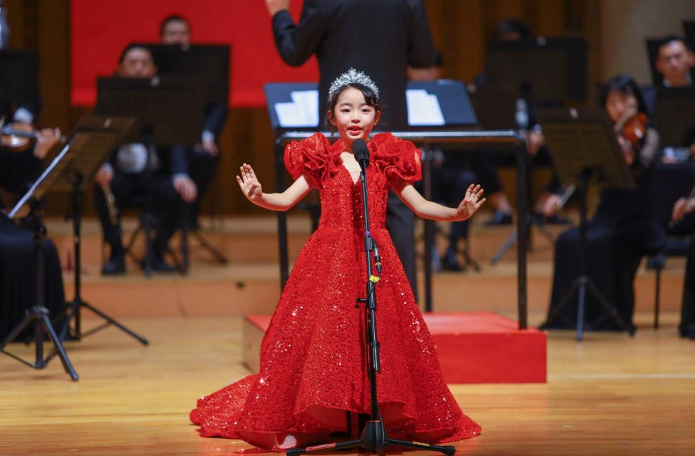 多才多艺的小童星王诗然兴趣爱好广泛,唱歌,表演,跳舞,走秀,弹古筝和