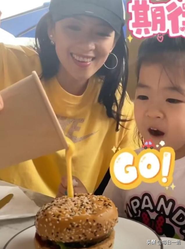 汪峰章子怡又撒狗粮了，体贴喂妻子吃饭遭拒，