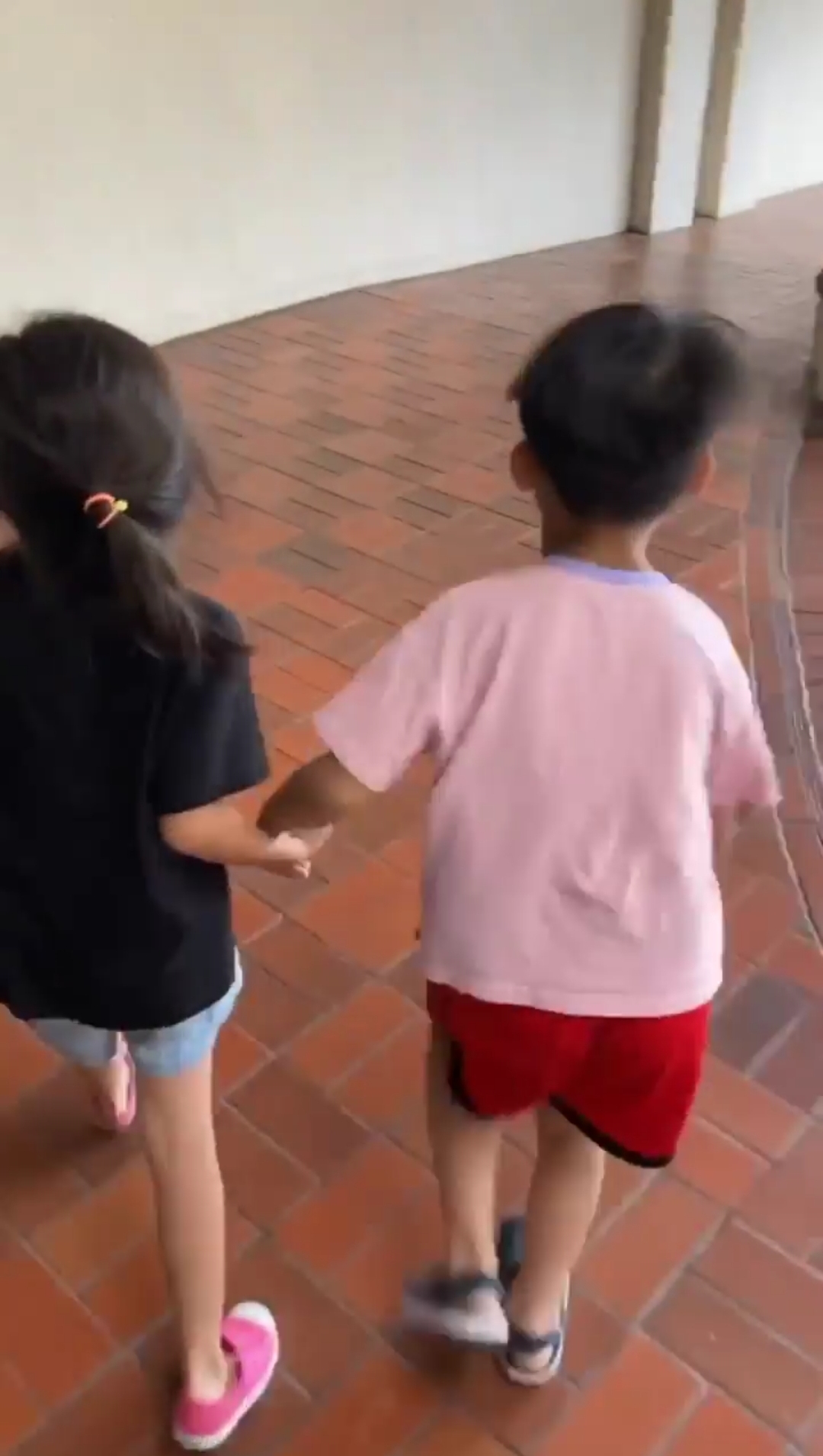 修杰楷陈建州一起带娃，咘咘求亲亲，飞飞却只想举高高，不解风情