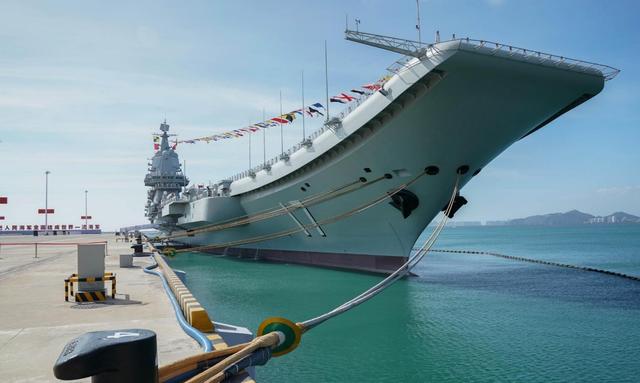 山东舰刚到南海，美舰就“送上门”来，解放军