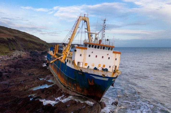 “幽灵船”搁浅爱尔兰，曾独自漂流16个月，市长：远离这条船