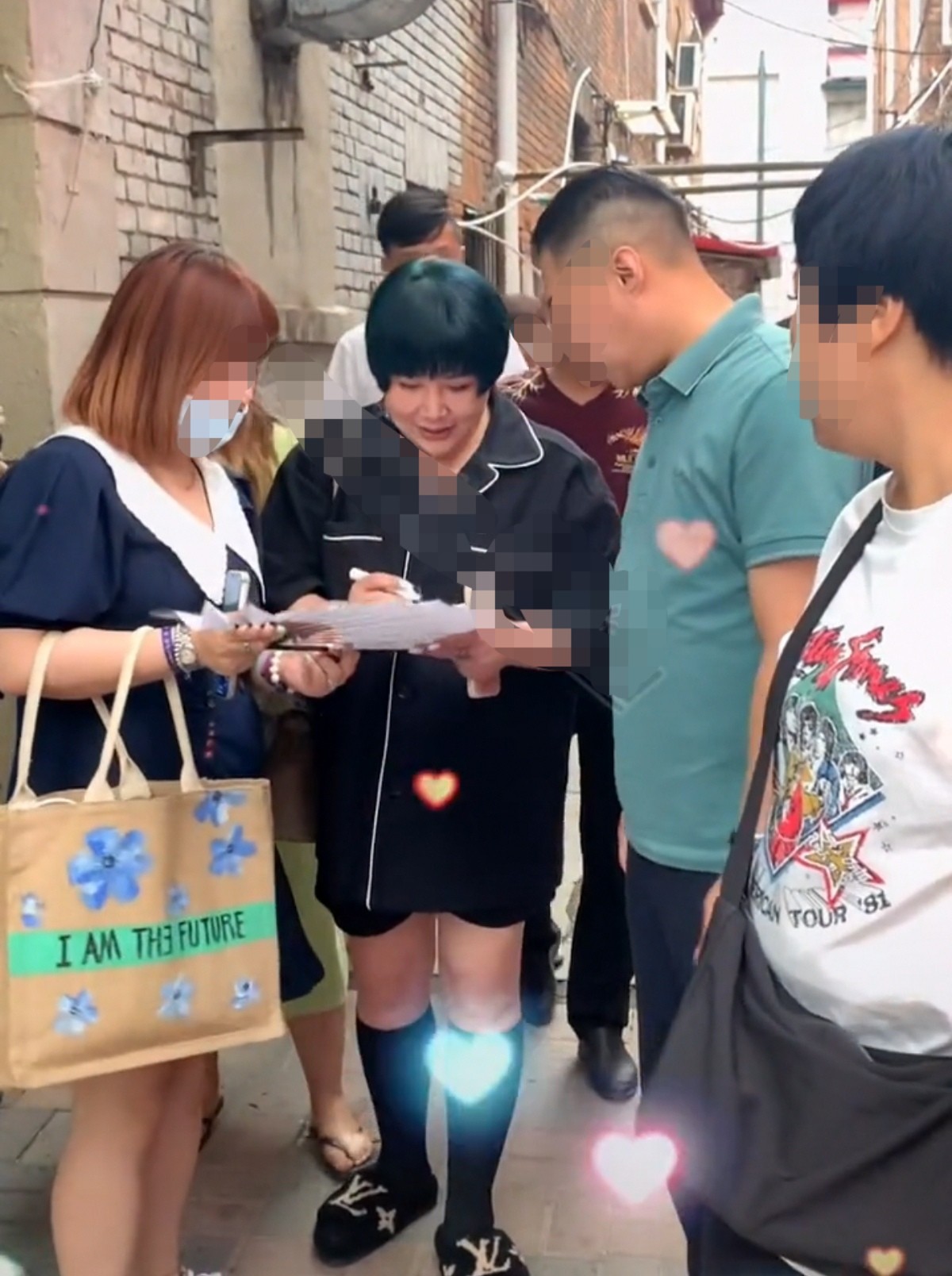 郭德纲老婆出行有一堆人跟随，还被夸变瘦了，脚上拖鞋就有5位数