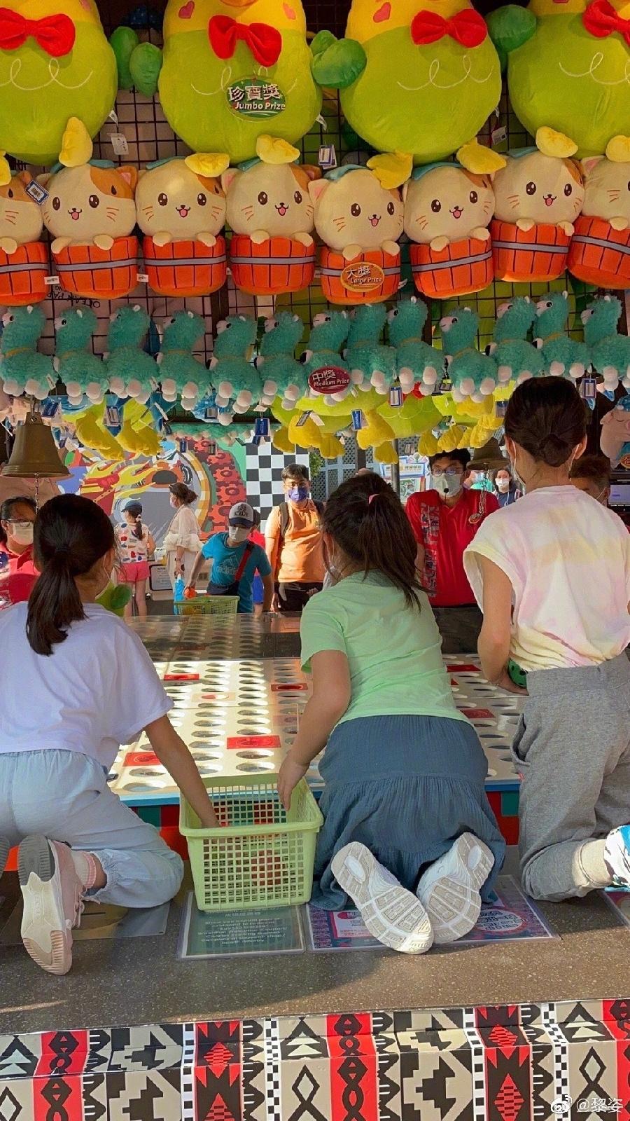 黎姿與家人共遊樂園，3​個​女兒穿著普通接地氣，弟弟坐輪椅