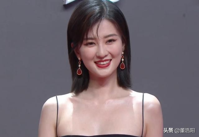 星光红毯众星造型：乔欣透视装抢镜，热巴大秀