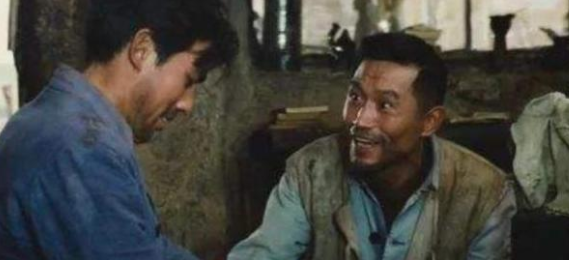 国家一级演员牛犇，住老年公寓自己剪发，儿子