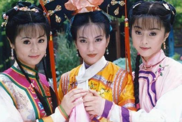 20年前拍还珠格格时，赵薇怀里抱的孩子竟是小沈