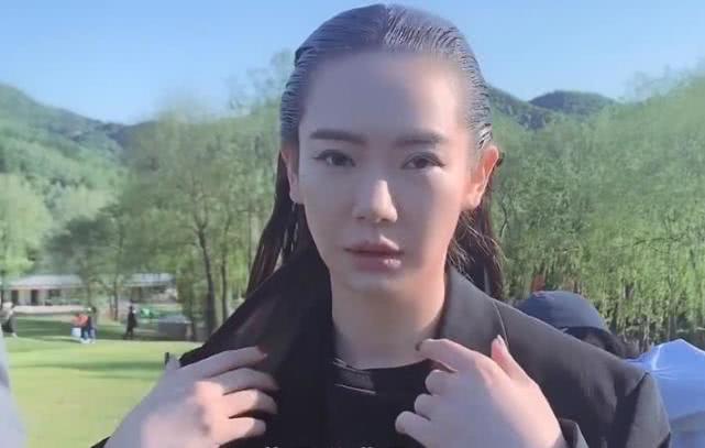 明星工作不易！戚薇让助理背过河遭怒骂，脚上
