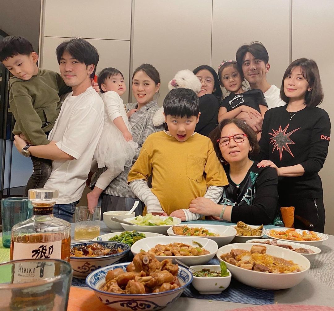 賈靜雯一家回娘家，梧桐妹C位咘咘太像外婆，弟弟一家五口罕露面