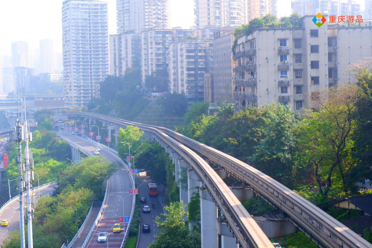 从3种不同角度来看重庆李子坝，轨道穿楼的奇观，真的令人惊叹