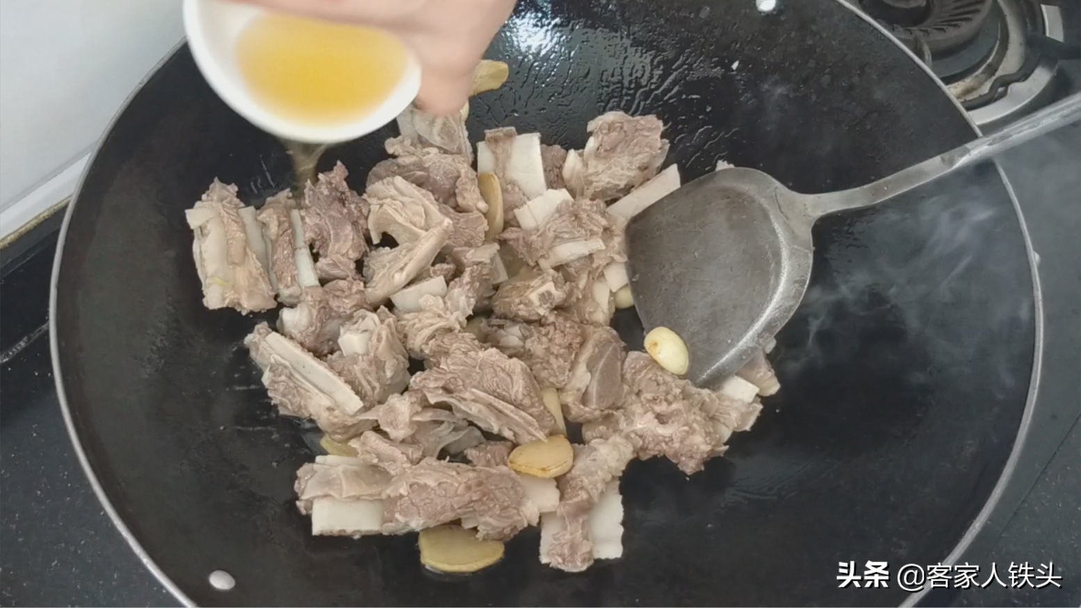 电饭锅做菜也能赛过大厨？教你技巧，新手也能做一锅比饭店香的菜