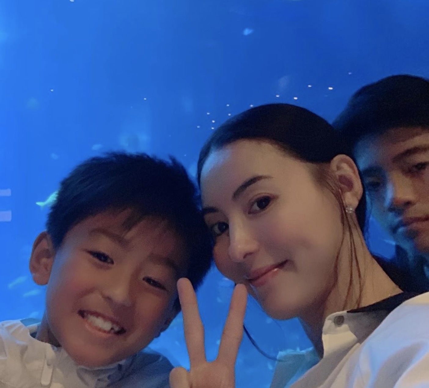 張柏芝帶兩個兒子逛街被偶遇，兄弟倆乖巧隨行，身邊還有保鏢護駕
