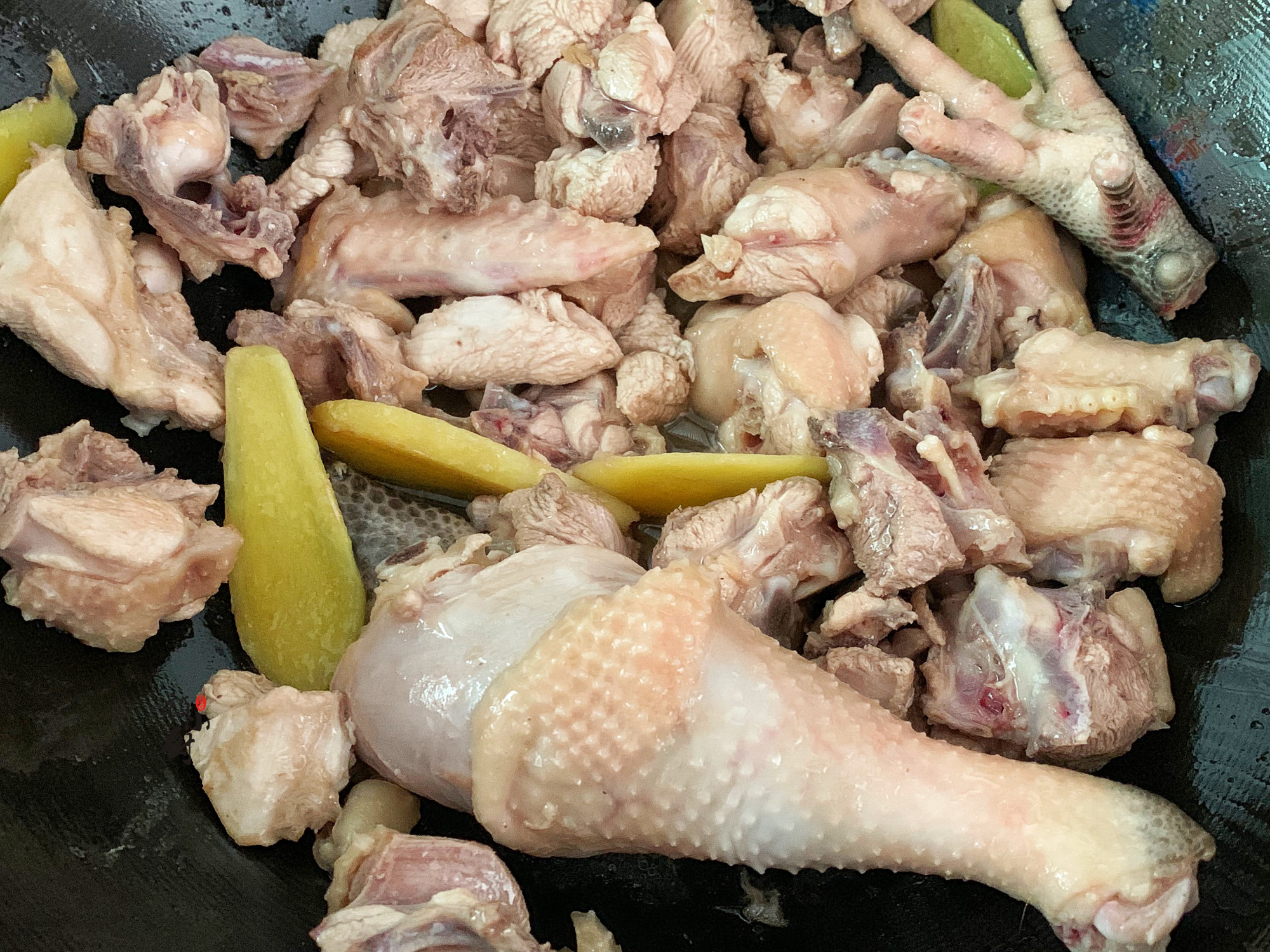 燉雞時有人焯水，有人直接燉，全不對，學會此做法，比飯店還香