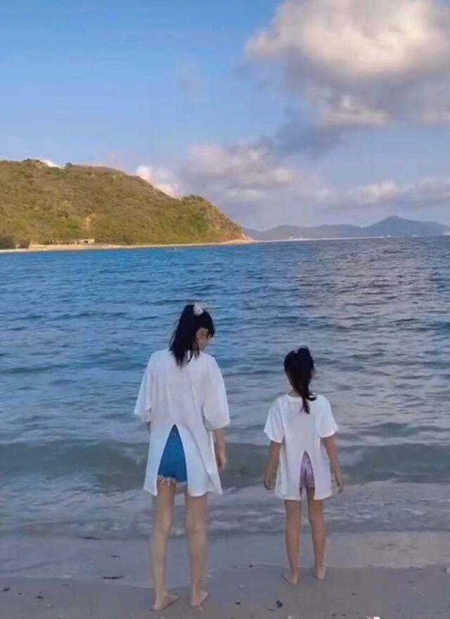 【李小璐带甜馨春游】女儿卫衣不到200块网友吐槽为什么不上学