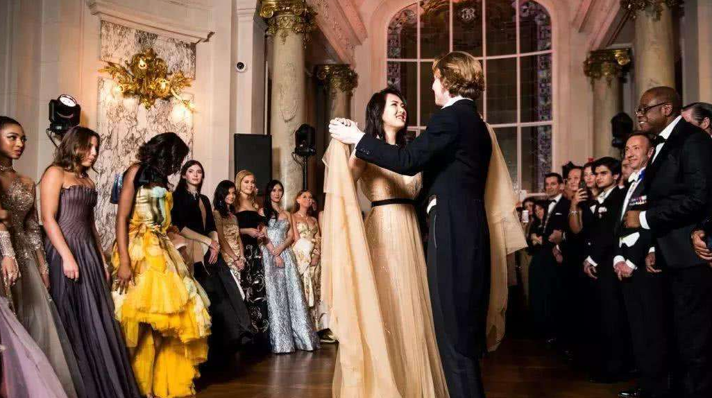 姚安娜車展生圖曝光被網友diss:求求你們別酸了，人老爸支持就行