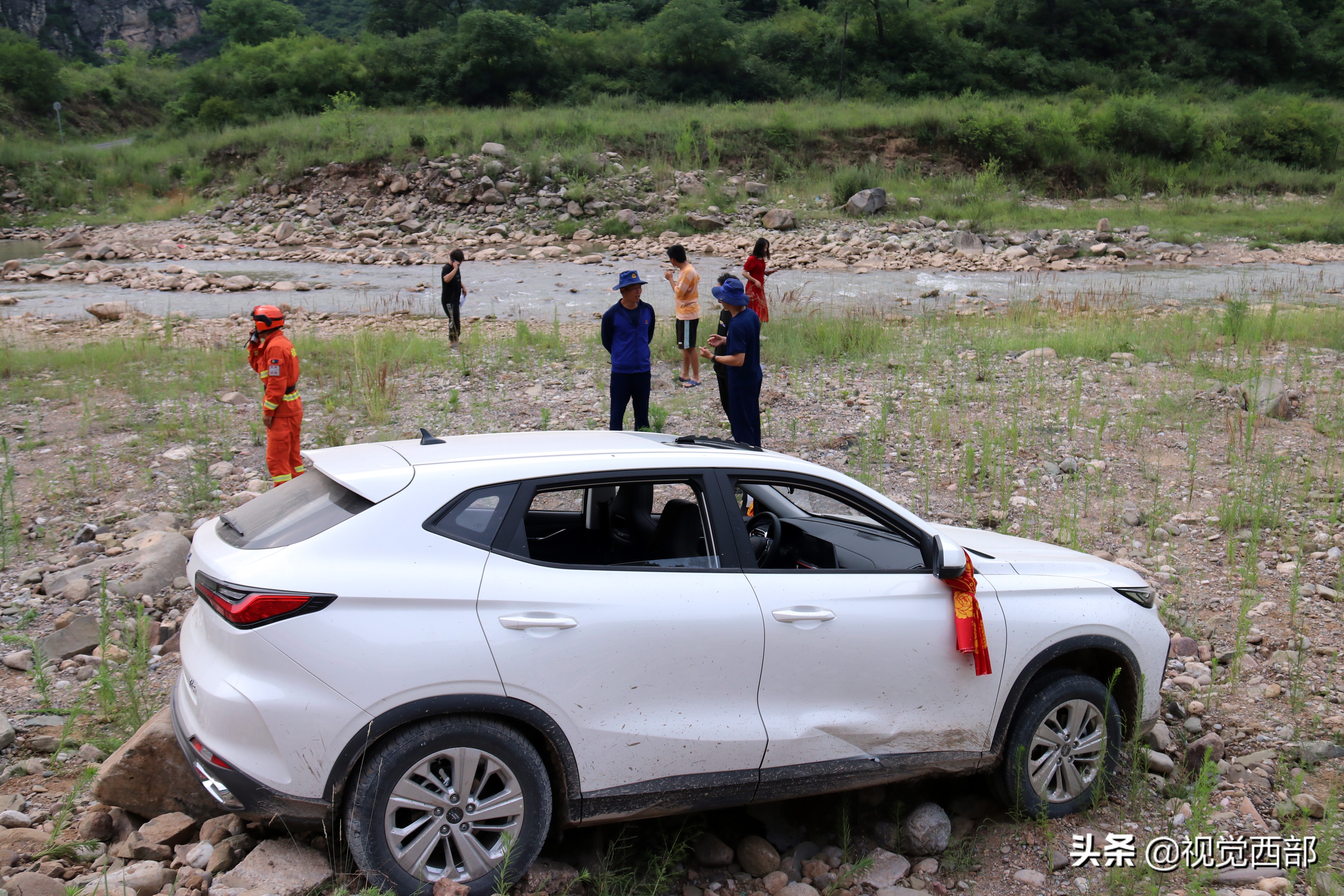 甘肃平凉：村民私家车深陷河沟，森林消防紧急救援