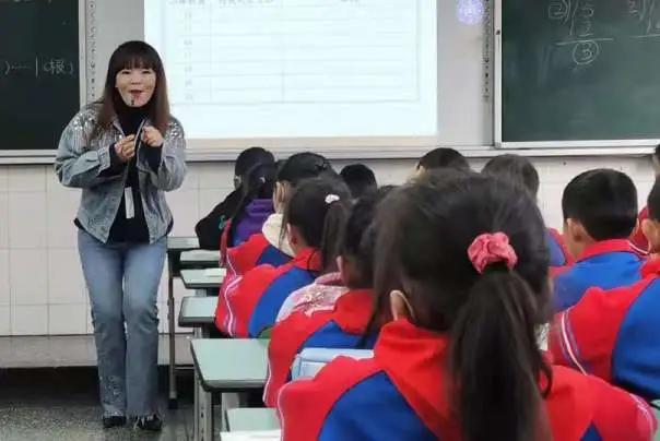 老师，您笑起来真好看——记双流区金桥小学“三八”妇女节活动