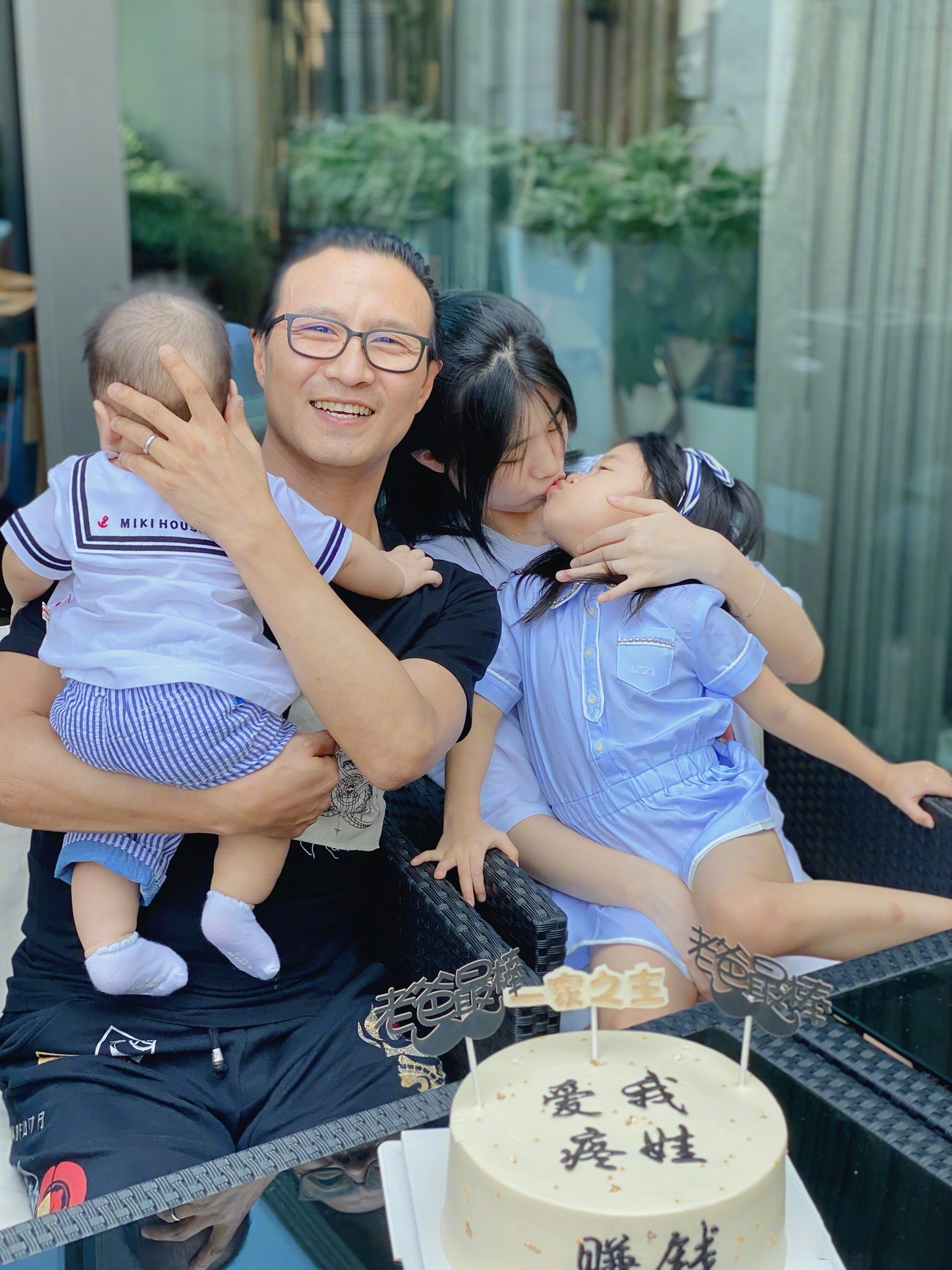 章子怡一家外出就餐，媽媽匆忙先行，汪峰帶娃抱醒醒變超級奶爸