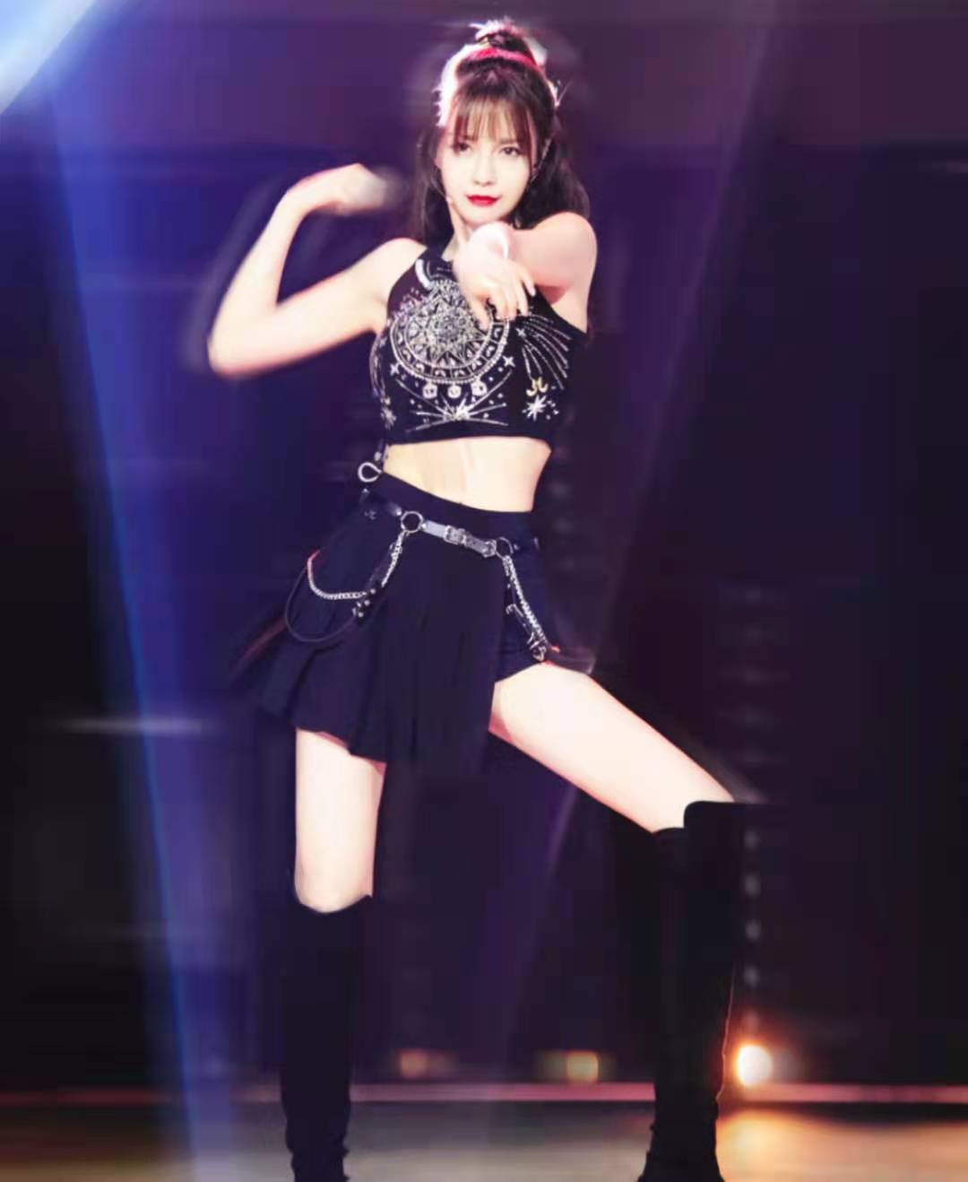 沈梦辰事业超海涛？和央视男团同框互动多，撒