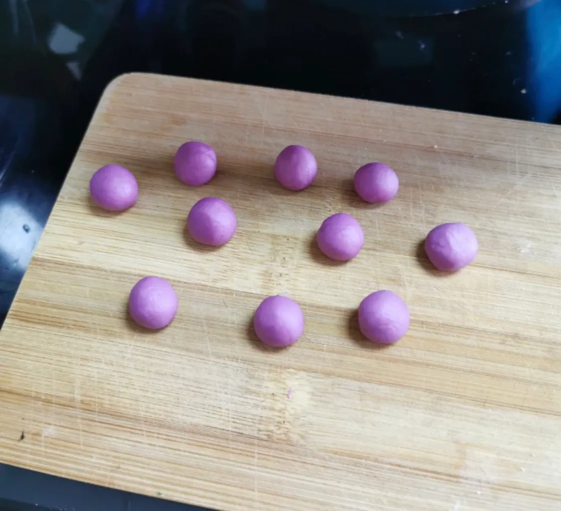 孩子们最爱的葡萄牛奶馒头 美食做法 第2张 孩子们最爱的葡萄牛奶馒头 美食做法 第2张