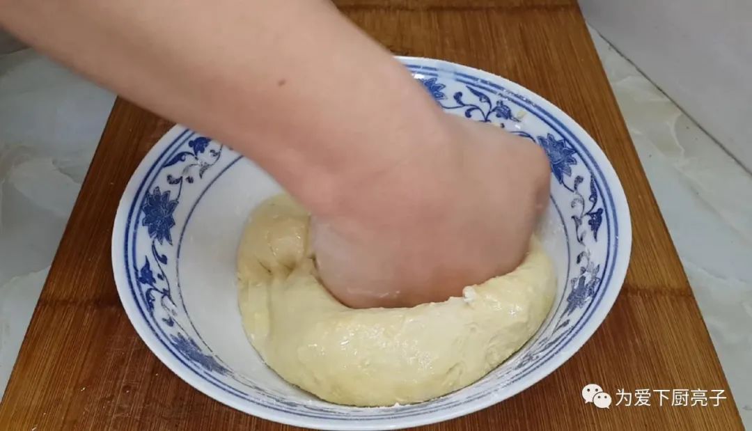 麵粉別炸油條了，鍋裡炸一炸，做出特色油炸酥，比麵包鬆軟又好吃