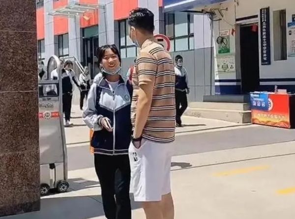 “冻龄爸爸”走红，接女儿放学被误认是男友，