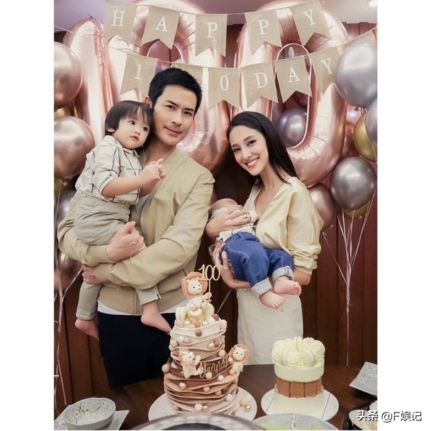鄭嘉穎夫婦帶大兒子遊玩散步兒子趴在池邊玩水陳凱琳緊張地扶著