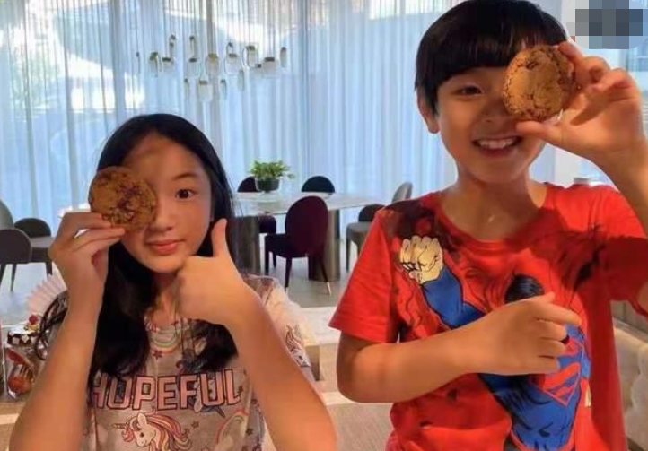 吴尊晒全家近况照！超大厨房里挂着7口锅，11岁女儿五官十分精致