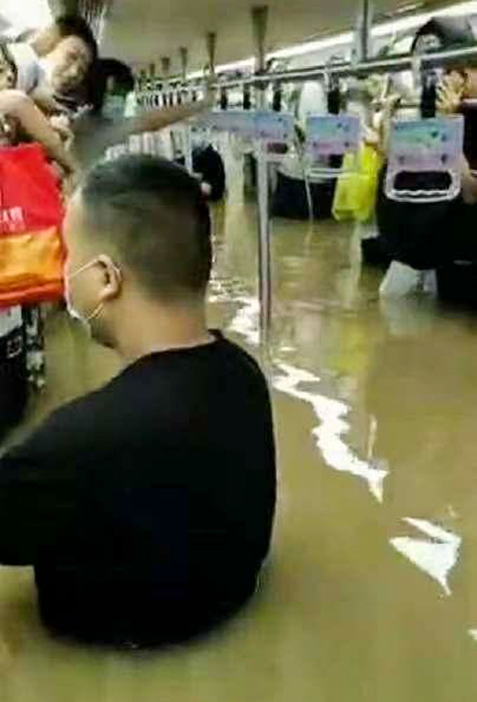 任何赞叹都显苍白！这就是7月20日被困在地铁里的河南人