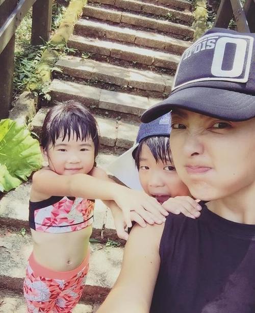 曹格一雙兒女整容式長大，兒子12歲帥成小硬漢，女兒大長腿吸睛