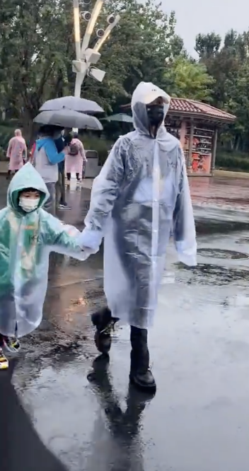 baby带儿子打卡环球影城，与威震天开心合影，母子雨中漫步超有爱