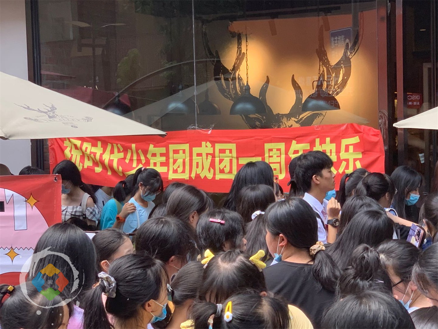 重庆奶茶店被追星族包围，门前水泄不通，都是来看谁的？