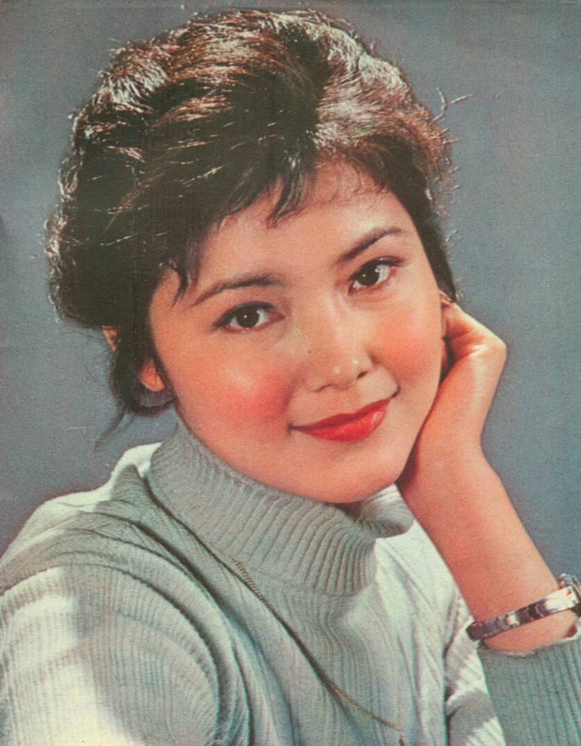 她是影坛“红牡丹”，巅峰时期离开影视圈，如今65岁依然气质优雅