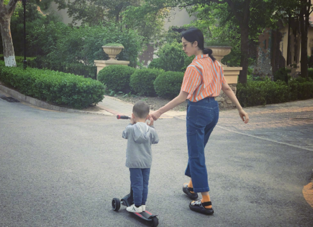 明星二胎也不易：森碟處處針對弟弟，賈靜雯家波妞把咘咘打哭