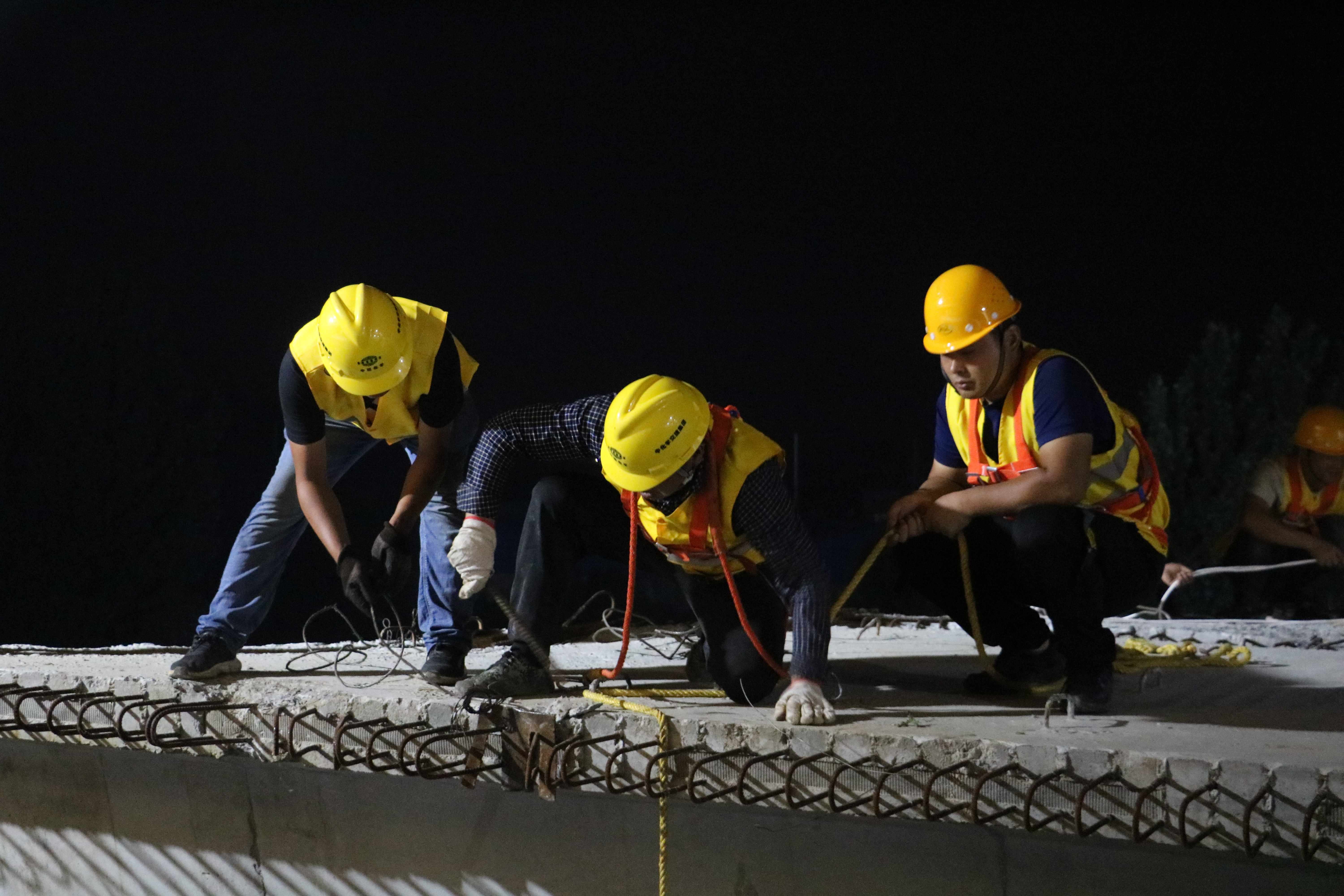 京沪高速改扩建工程跨兖石铁路桥主跨架梁全部完成