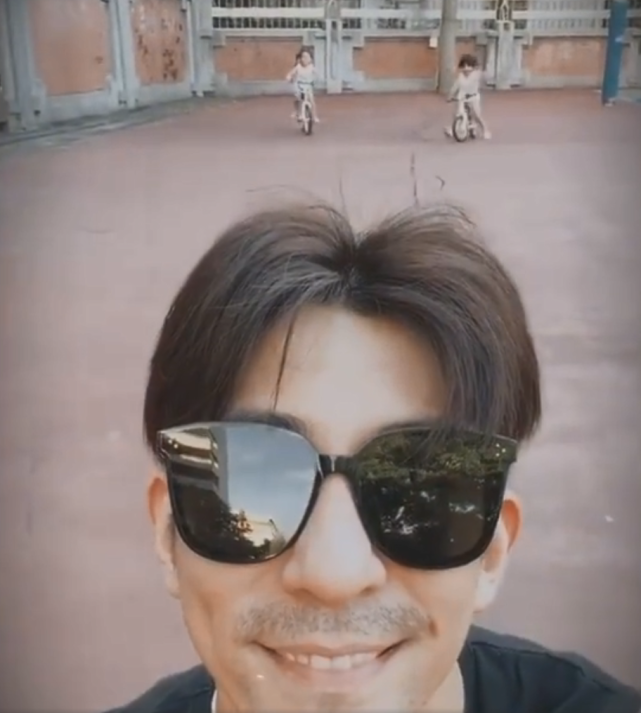 贾静雯夫妇带女儿户外活动，波妞与咘咘比赛骑车，不甘落后超飒