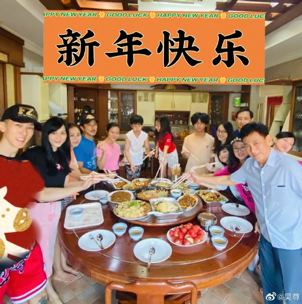 吳尊大家族過元宵發紅包，豪車旁舞獅放鞭炮，豪宅餐廳容納30人