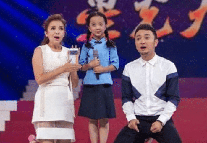 公众人物在荧屏上的下跪行为，你们是否看得出