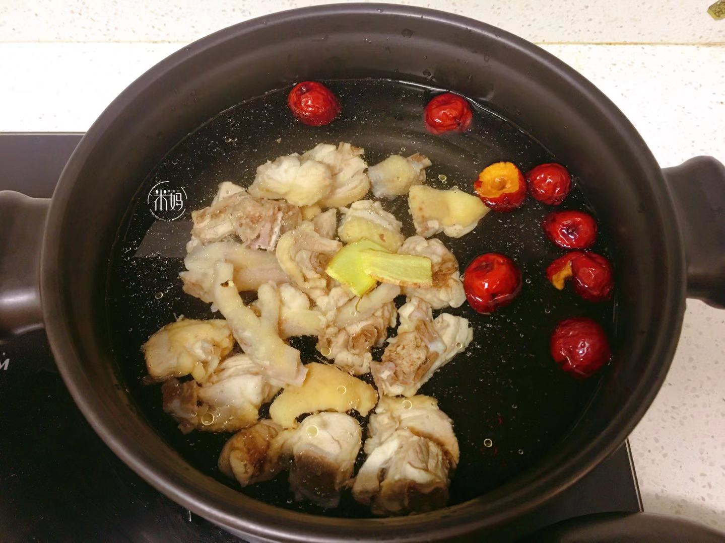 图片[5]-板栗香菇鸡汤做法步骤图 煲汤喝甘甜可口比吃猪肉强多了-起舞食谱网