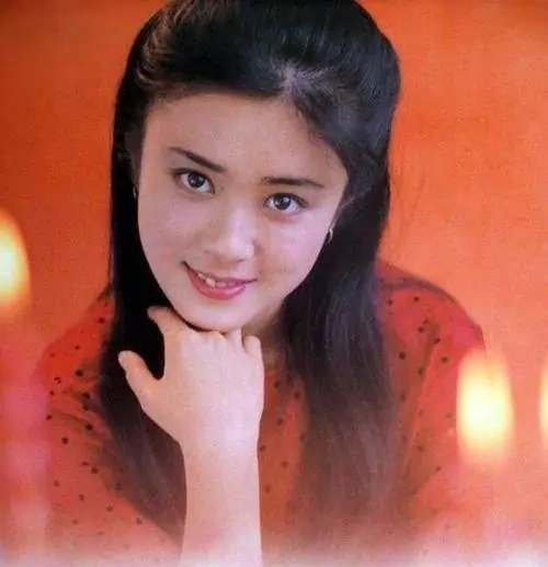 “美艳狐妃”傅艺伟的毁灭史，她的故事远比你