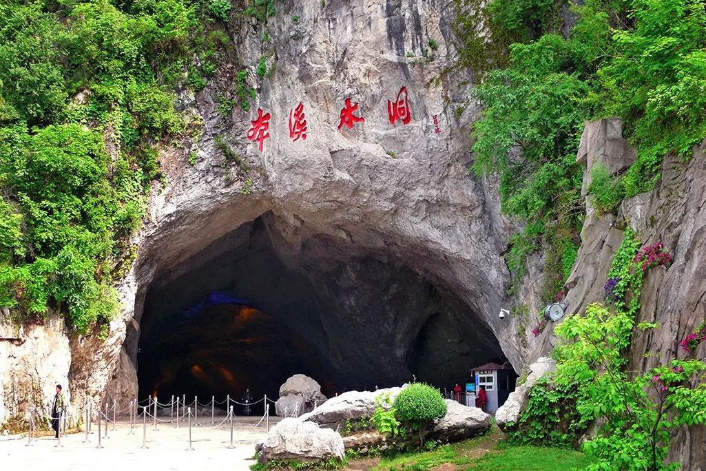 There is a niche 5A scenic spot in Liaoning. Tickets are broken but hundreds of tourists are weaving. It is known as "the heaven on earth"