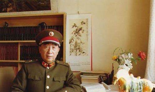 他开国就被授予少将军衔，但到了1987年才得以承