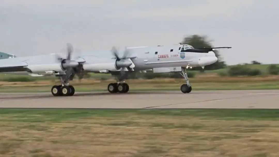 中国轰6不孤单！俄罗斯最新版图95首飞，添置新神器再战30年