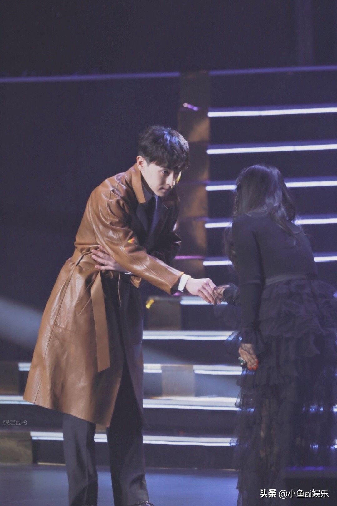 Deng Lunshu Qi is the same as casing handsome raise a key point, the fair maiden crouchs grab lens, one detail sees breeding is to install what do not come out